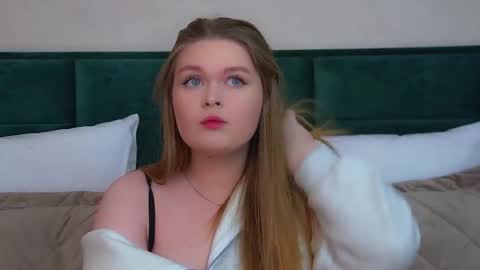 Snapshot of crystallyons chatting on 17, 11, 2025 Crystal online show from 17, 11, 2025