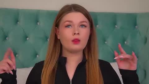 Snapshot of crystallyons chatting on 28, 11, 2025 Crystal online show from 28, 11, 2025