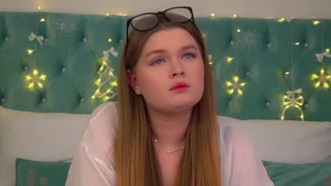 Snapshot of crystallyons chatting on 5, 12, 2025 Crystal online show from 5, 12, 2025