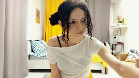Snapshot of curlixiee chatting on 27, 5, 2026 Kira online show from 27, 5, 2026