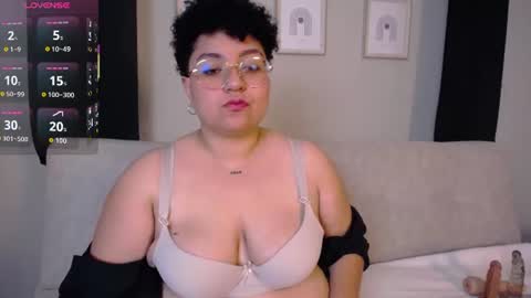 Snapshot of curly_cam_queen chatting on 18, 7, 2026 Bruna online show from 18, 7, 2026