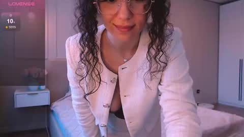 curly_jade_ online show from 16, 5, 2026