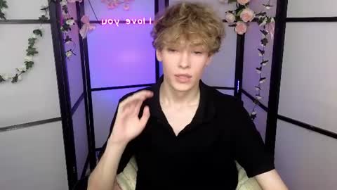 Snapshot of curly_twinkboy chatting on 18, 7, 2026 curly_twinkboy online show from 18, 7, 2026