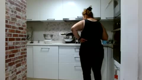Snapshot of curvymomylore chatting on 8, 7, 2026 Lore online show from 8, 7, 2026