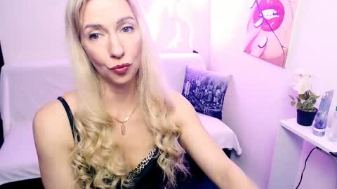 cute_smile_shy online show from 18, 4, 2026