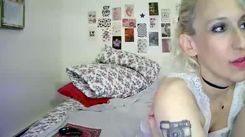 Snapshot of cutefemme chatting on 7, 11, 2025 Bella online show from 7, 11, 2025