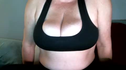 Snapshot of cutenlittle28 chatting on 18, 1, 2025 CuteNlil online show from 18, 1, 2025