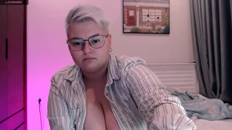 Snapshot of cutie_florence chatting on 21, 10, 2025 Sophie  Lilith online show from 21, 10, 2025