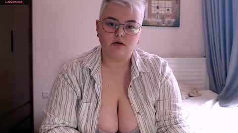 Snapshot of cutie_florence chatting on 22, 10, 2025 Sophie  Lilith online show from 22, 10, 2025