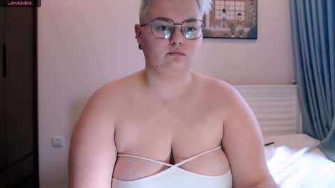 Snapshot of cutie_florence chatting on 24, 10, 2025 Sophie  Lilith online show from 24, 10, 2025