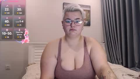 Snapshot of cutie_florence chatting on 28, 10, 2025 Sophie  Lilith online show from 28, 10, 2025