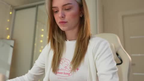 Snapshot of cyberheart_ chatting on 6, 1, 2025 EMILY online show from 6, 1, 2025