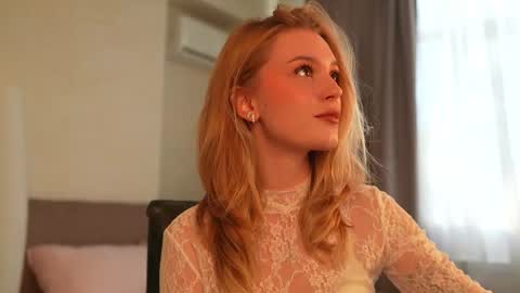 Snapshot of cyberheart_ chatting on 28, 9, 2025 EMILY online show from 28, 9, 2025