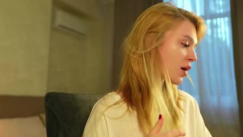 Snapshot of cyberheart_ chatting on 1, 10, 2025 EMILY online show from 1, 10, 2025