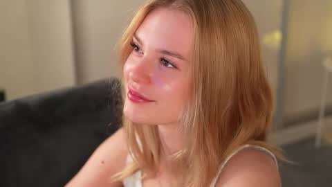 Snapshot of cyberheart_ chatting on 5, 11, 2025 EMILY online show from 5, 11, 2025