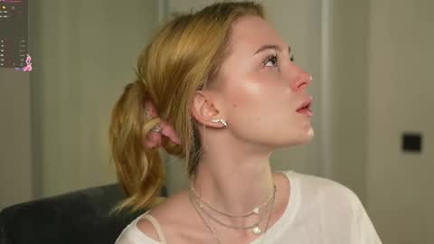 Snapshot of cyberheart_ chatting on 14, 11, 2025 EMILY online show from 14, 11, 2025