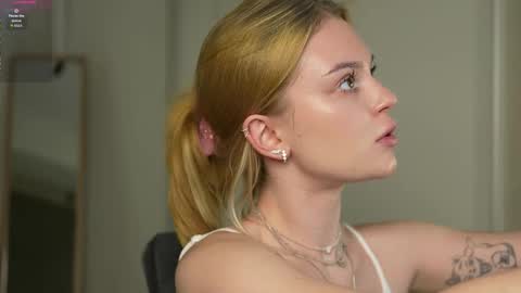 Snapshot of cyberheart_ chatting on 26, 11, 2025 EMILY online show from 26, 11, 2025