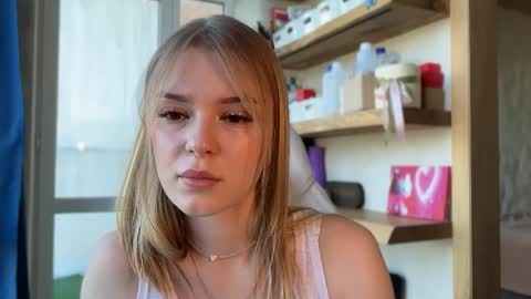 Im Emi streaming with my friend Reyna today online show from 17, 5, 2026