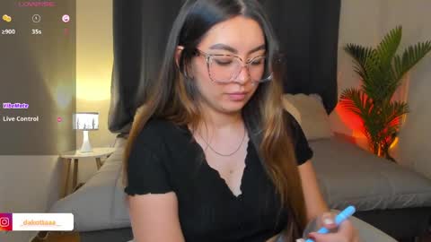 dakottaa__ online show from 13, 4, 2026