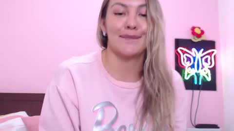 Snapshot of danika_bellaa chatting on 15, 12, 2024 K A R O L online show from 15, 12, 2024