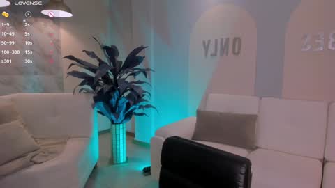 Danna Cruz  online show from 28, 12, 2024