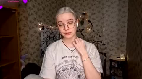 Charlie 18yo online show from 16, 12, 2025