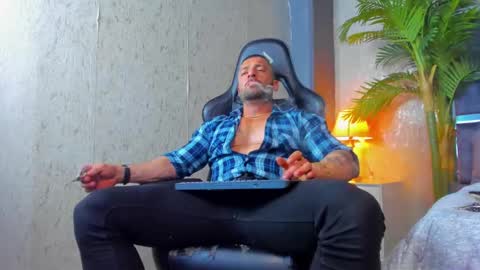 Snapshot of dennis_cox_ chatting on 17, 2, 2025 dennis_cox_ online show from 17, 2, 2025