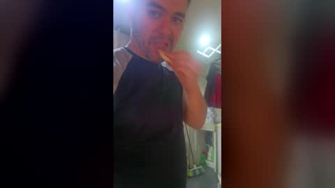 Dereck Mills3 online show from 15, 4, 2026