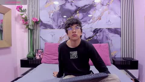 Snapshot of desire_ecstasy chatting on 8, 10, 2025 desire_ecstasy online show from 8, 10, 2025