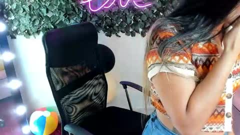 Snapshot of destinyhills_ chatting on 8, 7, 2026 Destiny online show from 8, 7, 2026