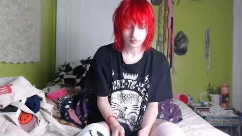 Snapshot of devilg1rl chatting on 17, 12, 2025 poutyangel online show from 17, 12, 2025