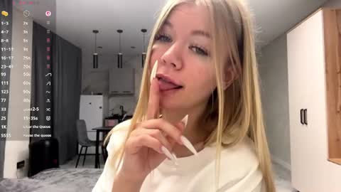 Snapshot of dewdropdoll chatting on 10, 6, 2026 dewdropdoll online show from 10, 6, 2026