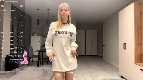 Snapshot of dewdropdoll chatting on 21, 6, 2026 dewdropdoll online show from 21, 6, 2026