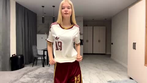 Snapshot of dewdropdoll chatting on 18, 7, 2026 dewdropdoll online show from 18, 7, 2026