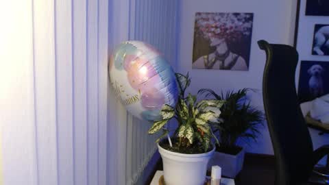 Snapshot of divineisis chatting on 17, 12, 2025 Hera online show from 17, 12, 2025