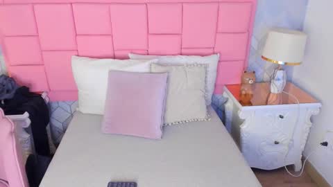 Snapshot of dolly_kitter chatting on 18, 12, 2025 dolly_kitter online show from 18, 12, 2025