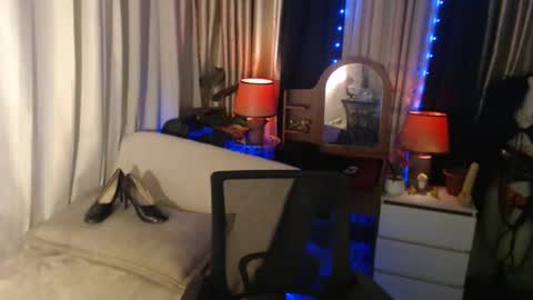 Snapshot of dominantrix_diannaxxx chatting on 16, 12, 2024 diana online show from 16, 12, 2024