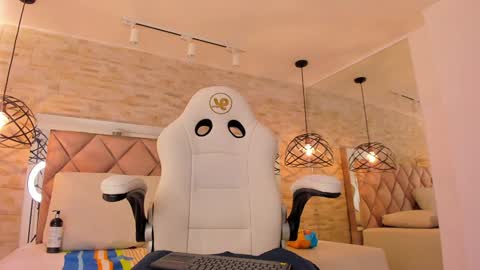  DOROTHY online show from 17, 1, 2025