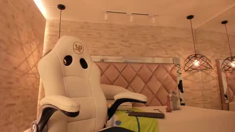  DOROTHY online show from 22, 2, 2025