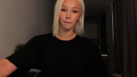 Snapshot of doublesees chatting on 23, 6, 2026 MOLLYYYY dont forget to give me a thumb up online show from 23, 6, 2026