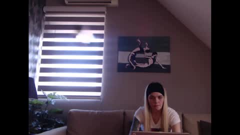 A girl online show from 19, 2, 2025