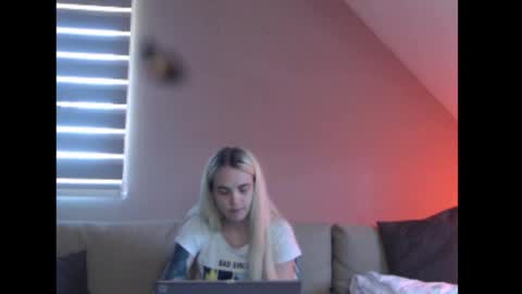 A girl online show from 14, 7, 2026