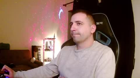 Snapshot of droooooones chatting on 8, 3, 2025 droooooones online show from 8, 3, 2025