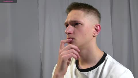 Snapshot of dustyn_fox chatting on 12, 1, 2025 Dustyn online show from 12, 1, 2025