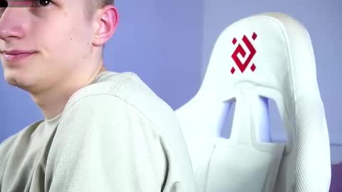 Snapshot of dustyn_fox chatting on 4, 3, 2025 Dustyn online show from 4, 3, 2025