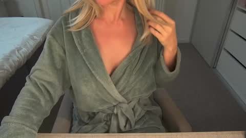 Snapshot of dutchamber chatting on 5, 12, 2025 Ambertje040 online show from 5, 12, 2025