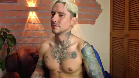 Snapshot of dylanstonne1 chatting on 10, 10, 2025 D Y L A N online show from 10, 10, 2025