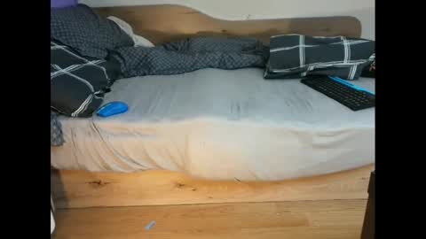 shy yoong cross online show from 1, 3, 2025