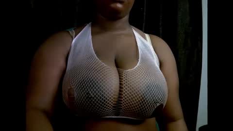 Snapshot of ebony_plumx12 chatting on 8, 10, 2025 Prisy online show from 8, 10, 2025