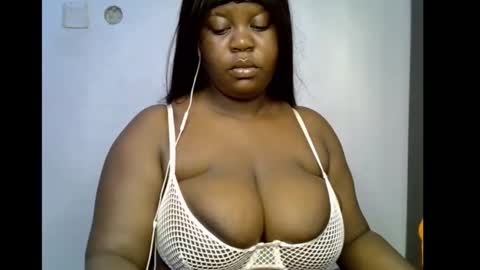 Snapshot of ebony_plumx12 chatting on 5, 1, 2026 Prisy online show from 5, 1, 2026